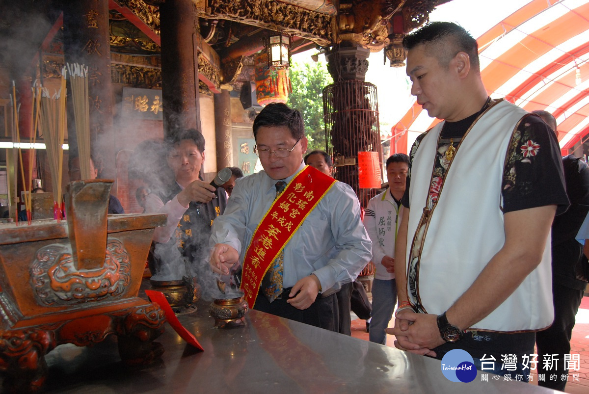邱市長為馬來西亞天絲廟總廟(一旁等候的為該廟理事主席馬國強)分靈南瑤宮媽祖進行舀香火儀式。
