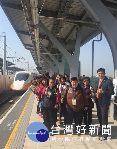雲林縣啟智協會的大小朋友喜孜孜的在雲林站站長高誌隆引導協助下,登上高鐵列車朝夢想前進。(記者陳昭宗拍攝)