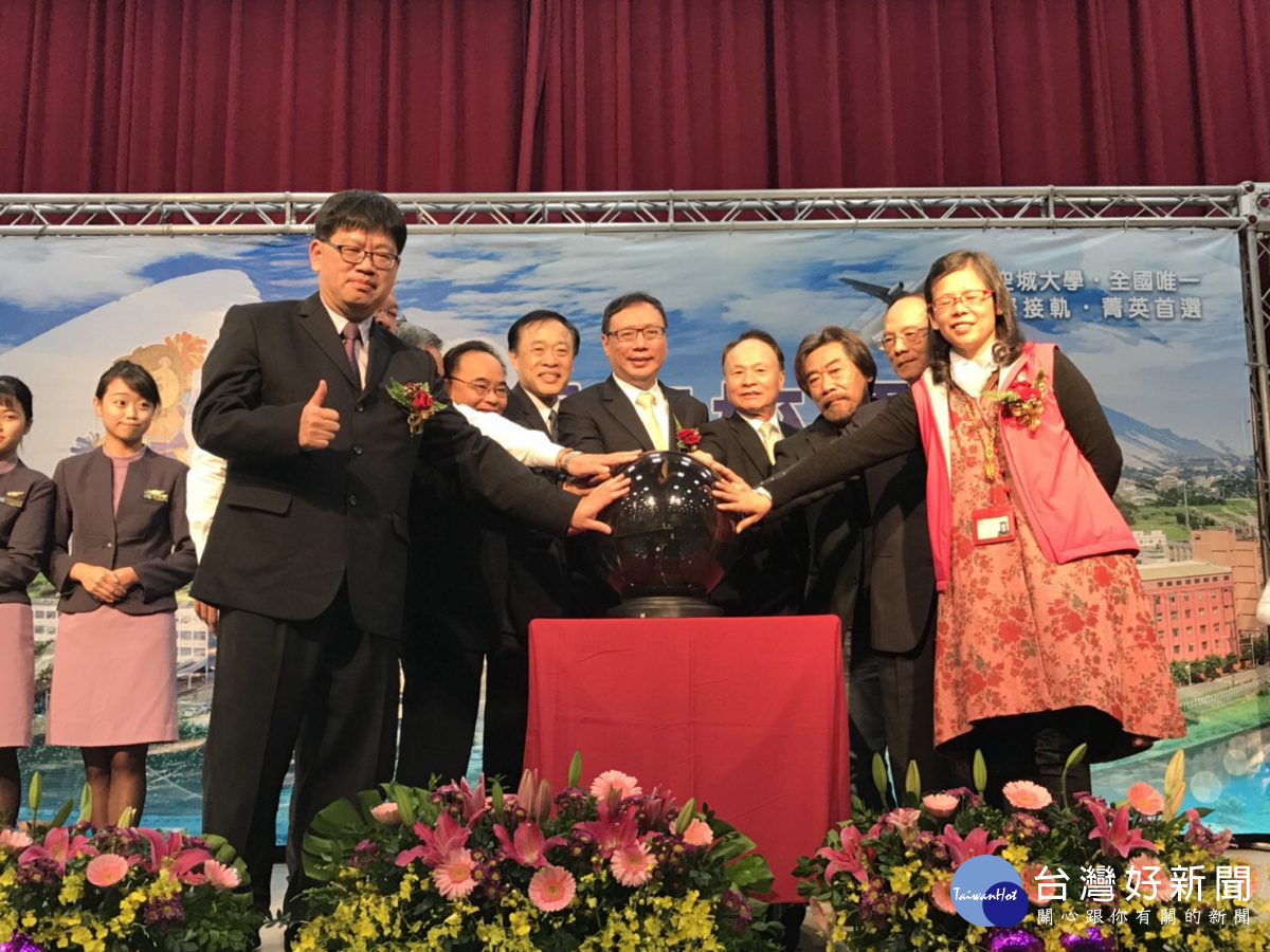 桃園航空城公司與萬能科技大學簽訂產學合作備忘錄,擴大產官學合作交流,以策略聯盟方式進行交流合作。