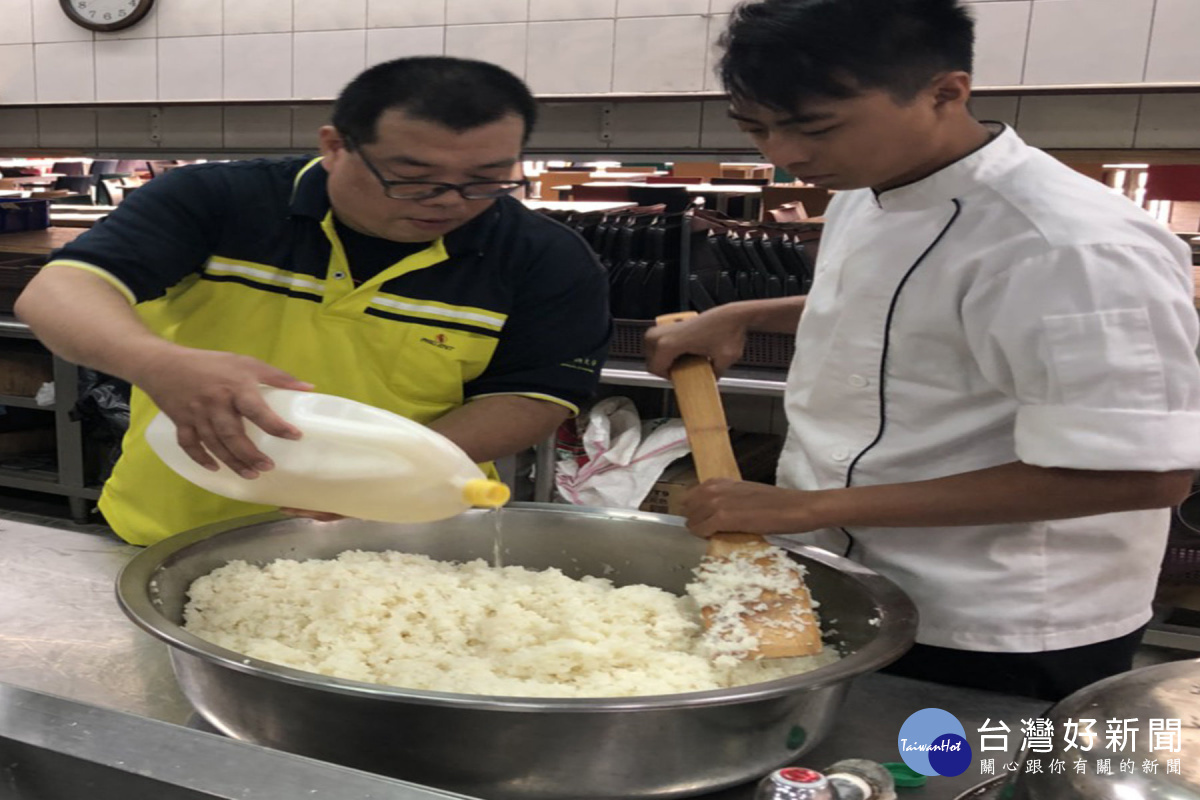 餐旅系老師許煜忠指導學生加醋的程序。