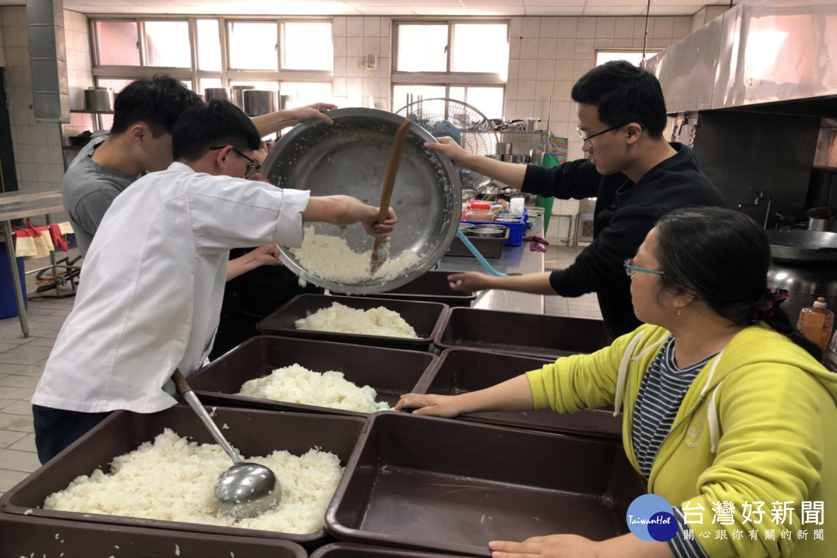 學生們製作壽司米。