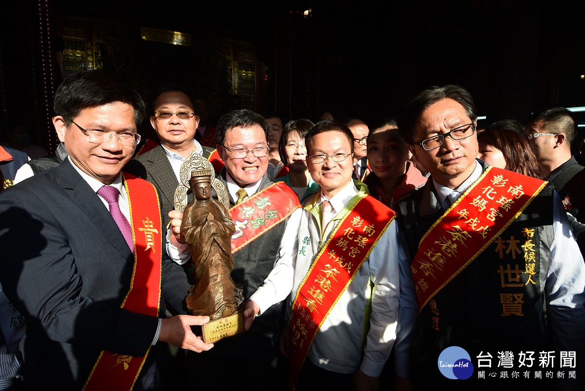南瑤宮笨港進香起駕典禮-臺中市長林佳龍（左一）致贈媽祖銅像。