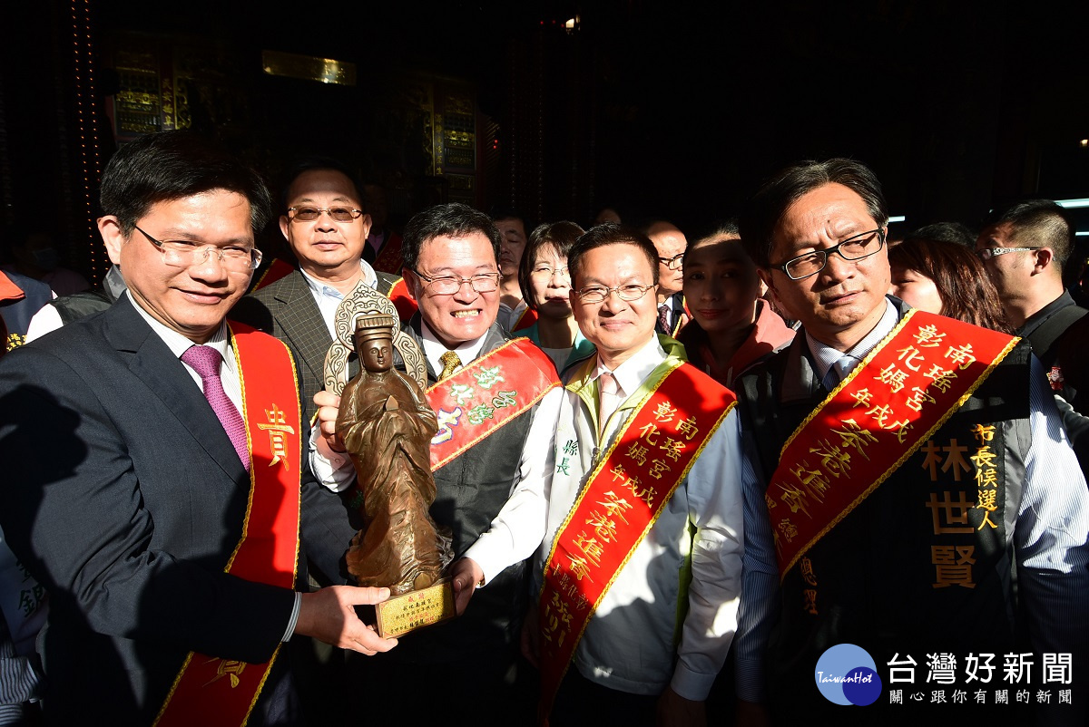 南瑤宮笨港進香起駕典禮-臺中市長林佳龍(左一)致贈媽祖銅像。