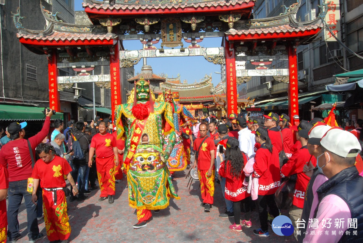 千里眼、順風耳等神將威風凜凜邁步笨港進香正式開拔。