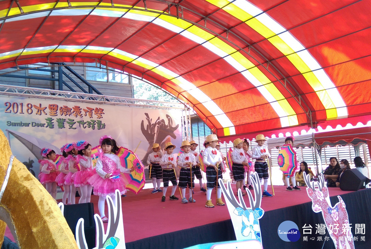 未來的國家主人翁,水里鄉幼兒園的小朋友表演舞蹈迎賓。〈記者吳素珍攝〉