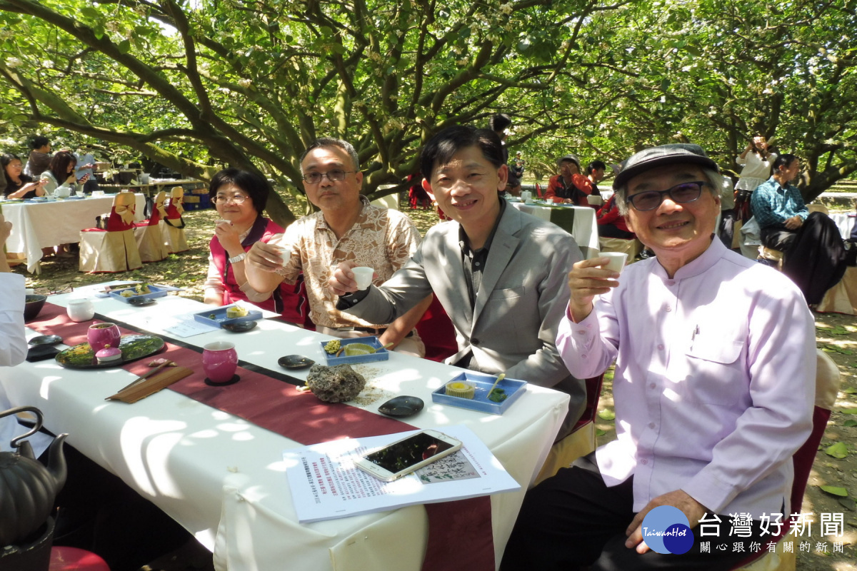 文化局長葉澤山(右二)和鄉親在柚化樹下聽音樂、嚐柚花茶。