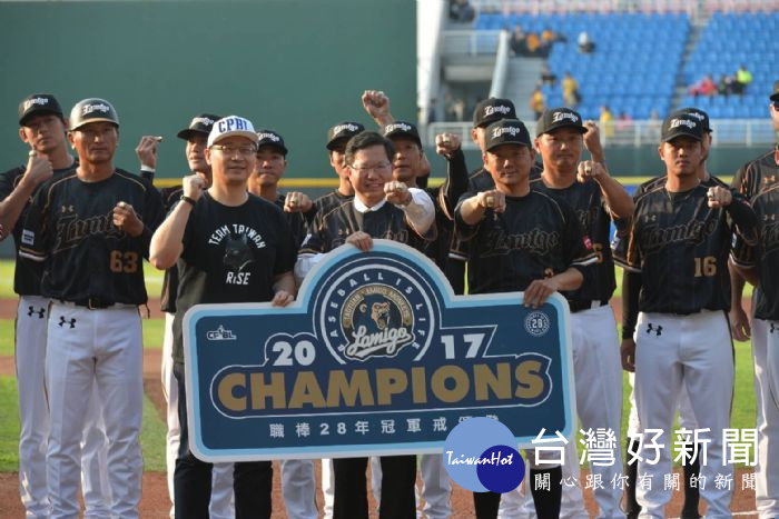 桃園市長鄭文燦24日下午前往桃園國際棒球場，出席「中華職棒29年「WE ARE！」開幕戰」。