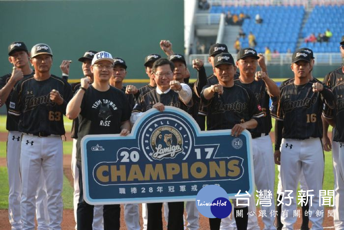 桃園市長鄭文燦24日下午前往桃園國際棒球場,出席「中華職棒29年「WE ARE!」開幕戰」。
