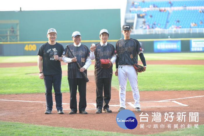 桃園市長鄭文燦與行政院長賴清德、中華職棒大聯盟會長吳志揚一同舉行開球儀式。