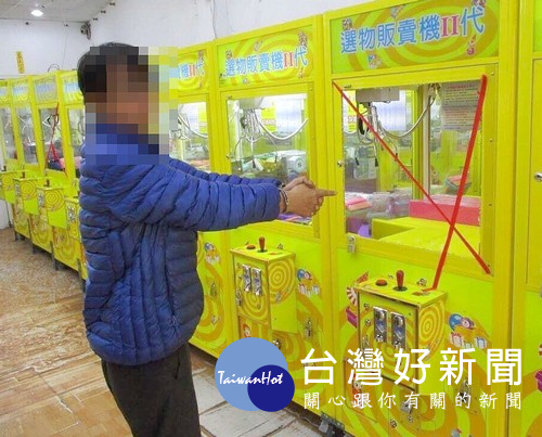 男子夜間見夾娃娃機店內無人看守,以石頭打破強化玻璃竊取3C商品。
