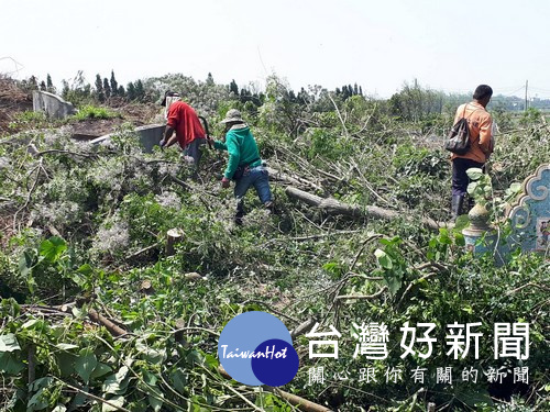 北港鎮公所於清明前夕雇員整理轄內墓園環境,便民服務讓鄉親「揪感心」。