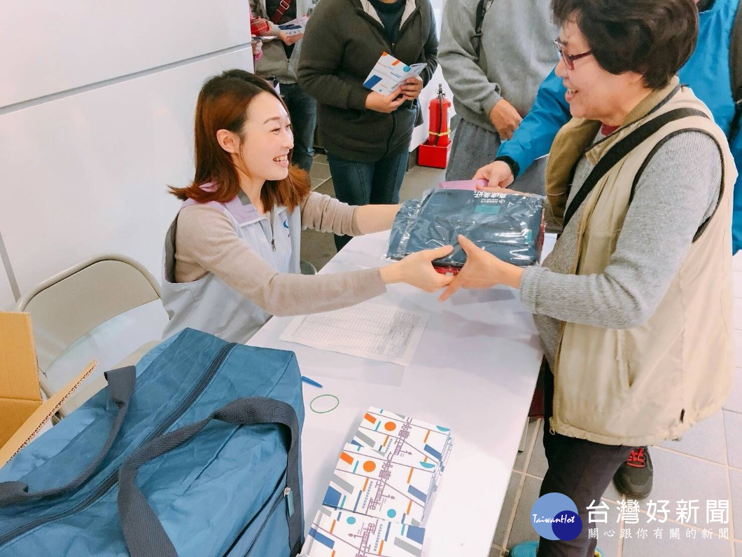 第二波贈品「桃喜好幫手─折疊防水行李收納袋」,民眾一拿到手直呼實用又方便,讚賞不已。