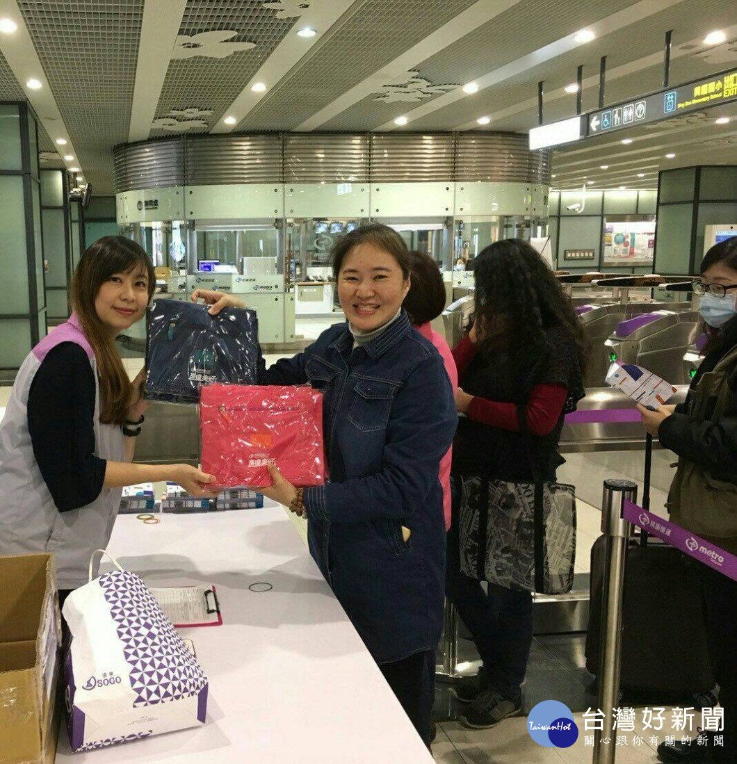 第二波贈品「桃喜好幫手─折疊防水行李收納袋」,民眾一拿到手直呼實用又方便,讚賞不已。