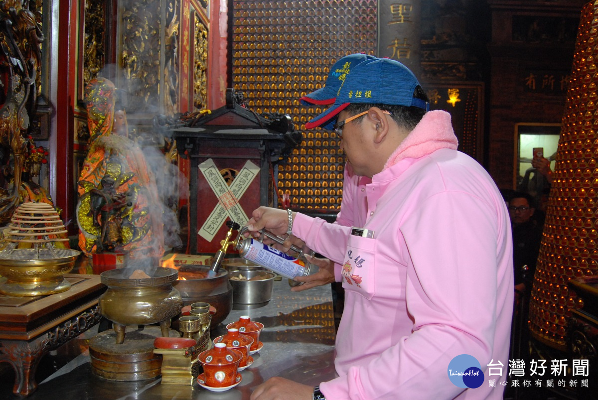 多年來負責「起(點燃)」爐火並維持進香全程爐火不斷的香擔組成員一直都是以石姓家族後代為班底。