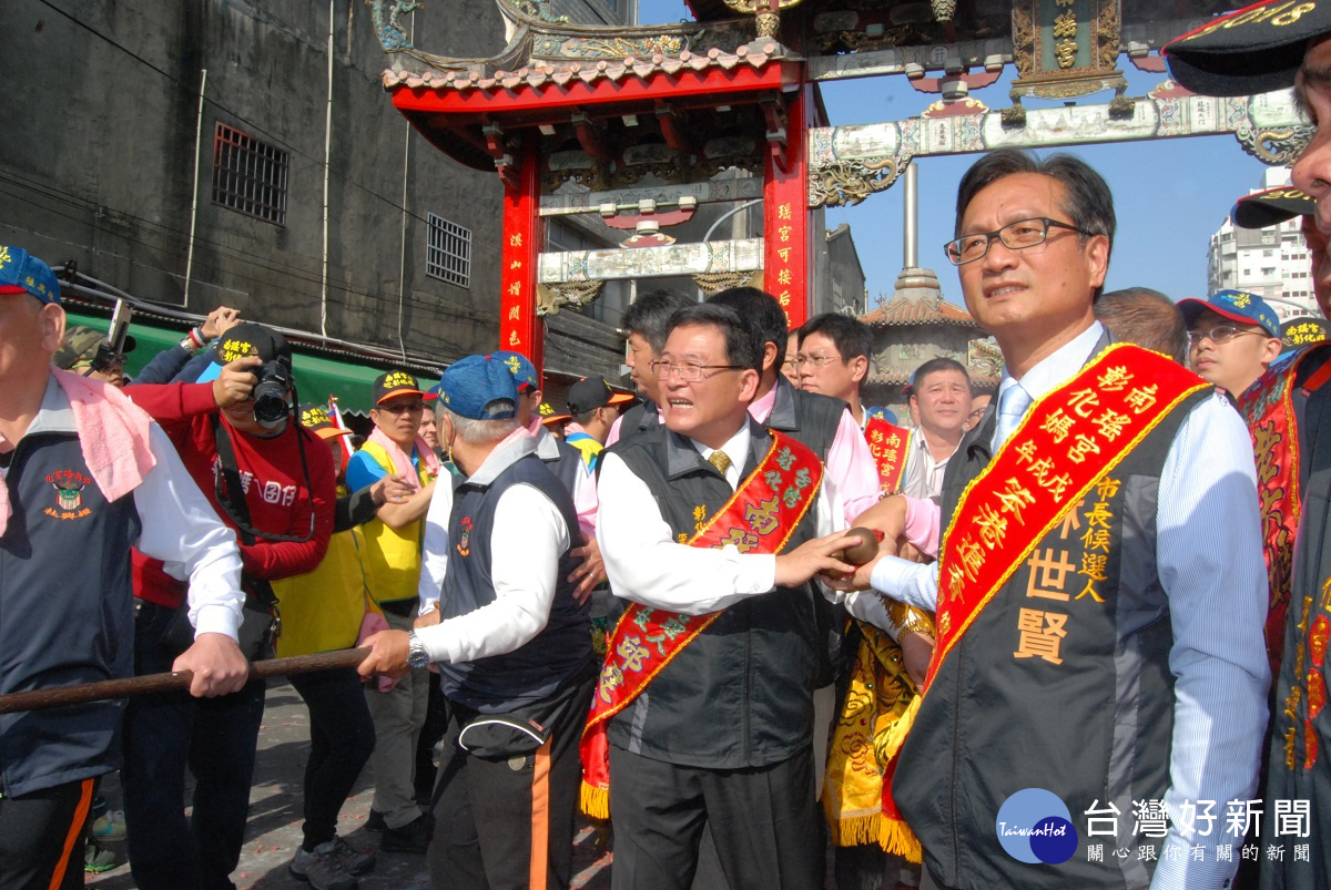 南瑤宮笨港進香起駕時彰化市長邱建富等人護迎香擔出宮時兩旁還有振興社的人員持木棍(左)護衛前導。