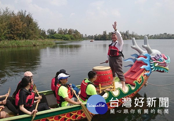 縣長李進勇親自登上龍舟擔任鼓手,展現縣府積極籌備的決心,亦表達對於首屆龍舟比賽的重視。