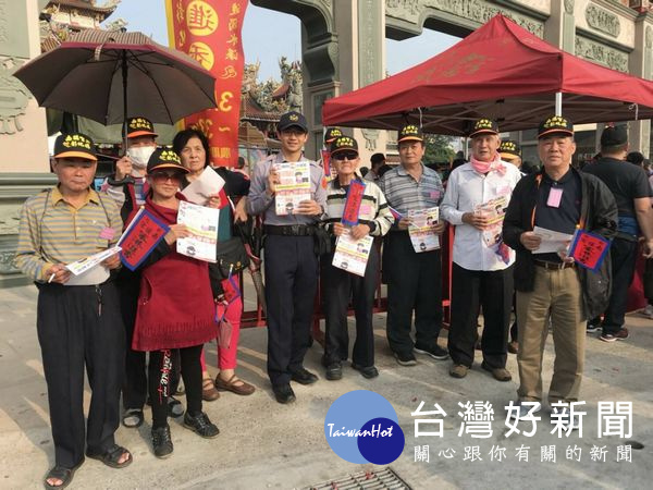 南瑤宮徒步笨港進香抵北港,隊伍綿延數公里,陣容浩大,北港警民合力預防犯罪,呼籲香客提高警覺。(記者陳昭宗拍攝)