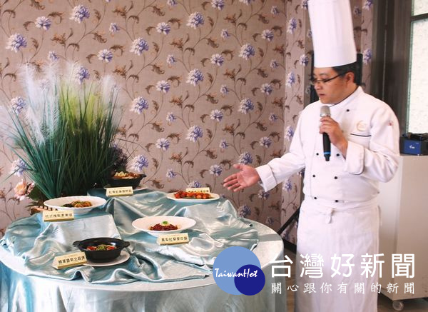 行政主廚「阿宏師」林家宏、西餐主廚陳世霖親自介紹全新菜色,滿足老饕的味蕾。(記者陳昭宗拍攝)