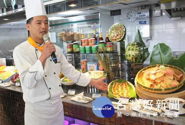 行政主廚「阿宏師」林家宏、西餐主廚陳世霖親自介紹全新菜色,滿足老饕的味蕾。(記者陳昭宗拍攝)