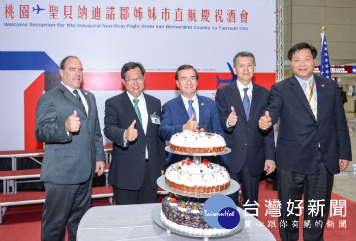 桃園市長鄭文燦前往桃園國際機場第二航廈,出席「加州安大略—桃園首航慶祝酒會」。