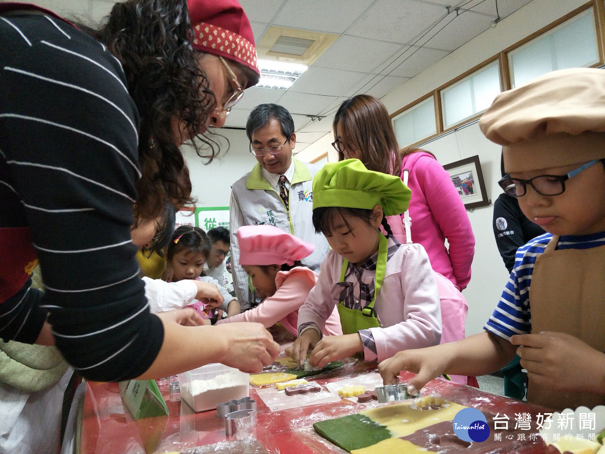 「親子共學-環教遊學趣」親子DIY。圖/記者鄧富珍攝