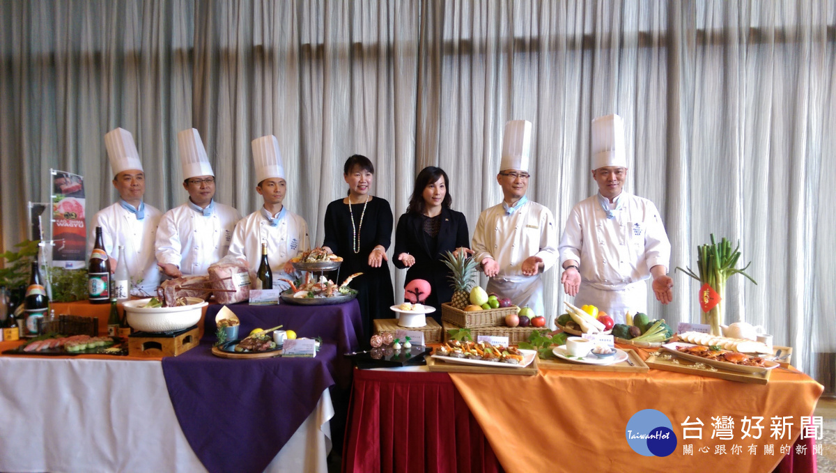 中餐和西餐廚師團隊和所呈現的料理。〈記者吳素珍攝〉