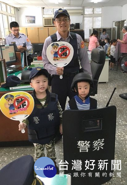 警方亦期盼藉由小朋友約制家長避免交通違規等犯罪行為,以達維護社區治安之目的。(記者陳昭宗拍攝)
