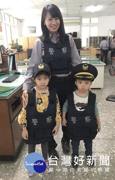 笑容可掬的正妹警員,親切的為幼童介紹服勤裝備。(記者陳昭宗拍攝)