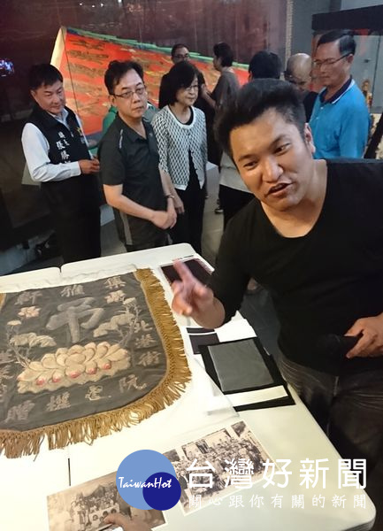 總幹事吳登興述說由日據時期北港街酒家蓬萊閣所製贈的「北港集雅軒弔喪旗」,深具歷史價值。(記者陳昭宗拍攝)