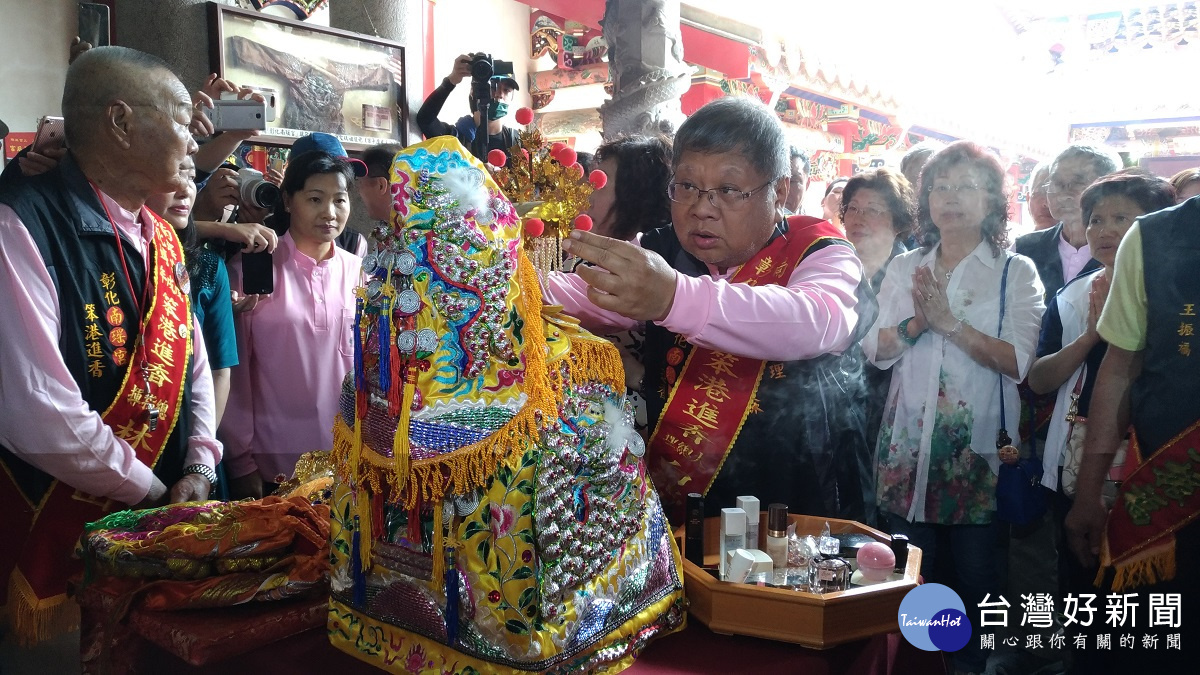 進香大總理白鴻森為已換完新龍袍的媽祖整衣。圖／彰化市公所提供
