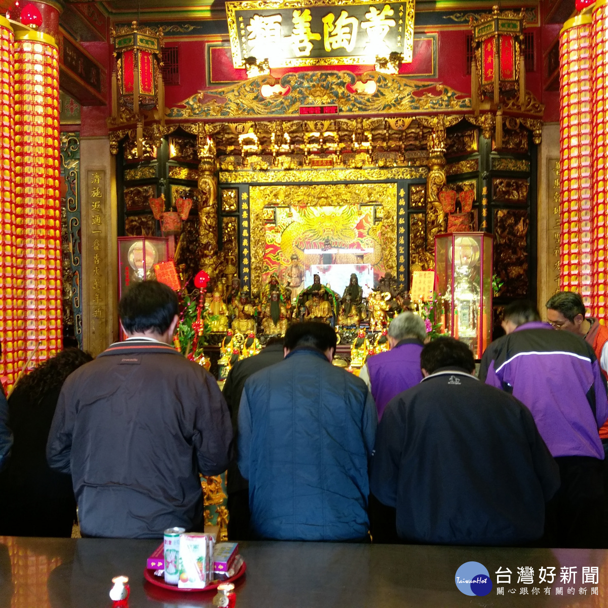 桃園市消防局第四大隊長黃世忠等至普濟堂參拜,盼減少轄內火警事件發生。(記者陳寶印攝)