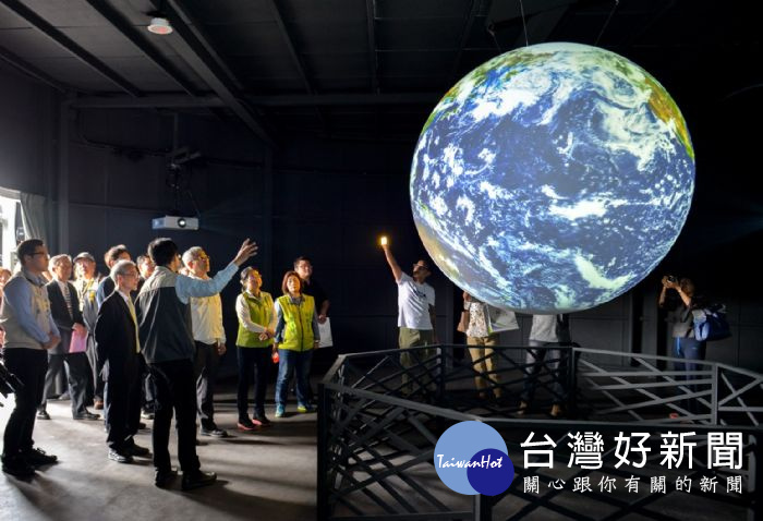 李秘書長說,「氣象殿堂」主題展館結合4D投影、pepper機器人、知名氣象主播的極端氣候變遷體驗。