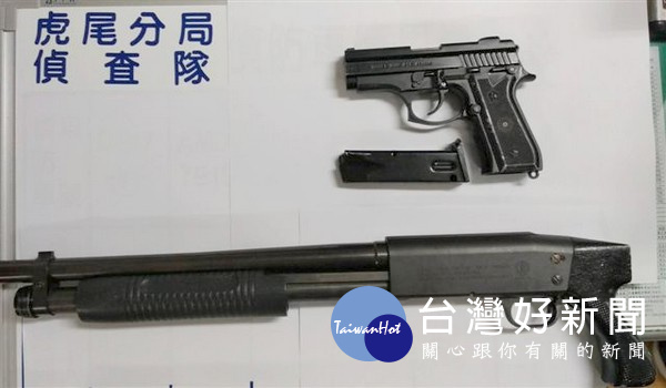 警方經通訊監察掌握嫌犯行蹤,逮捕糾眾持槍討債犯嫌,起出作案用長短槍枝。(記者陳昭宗拍攝)