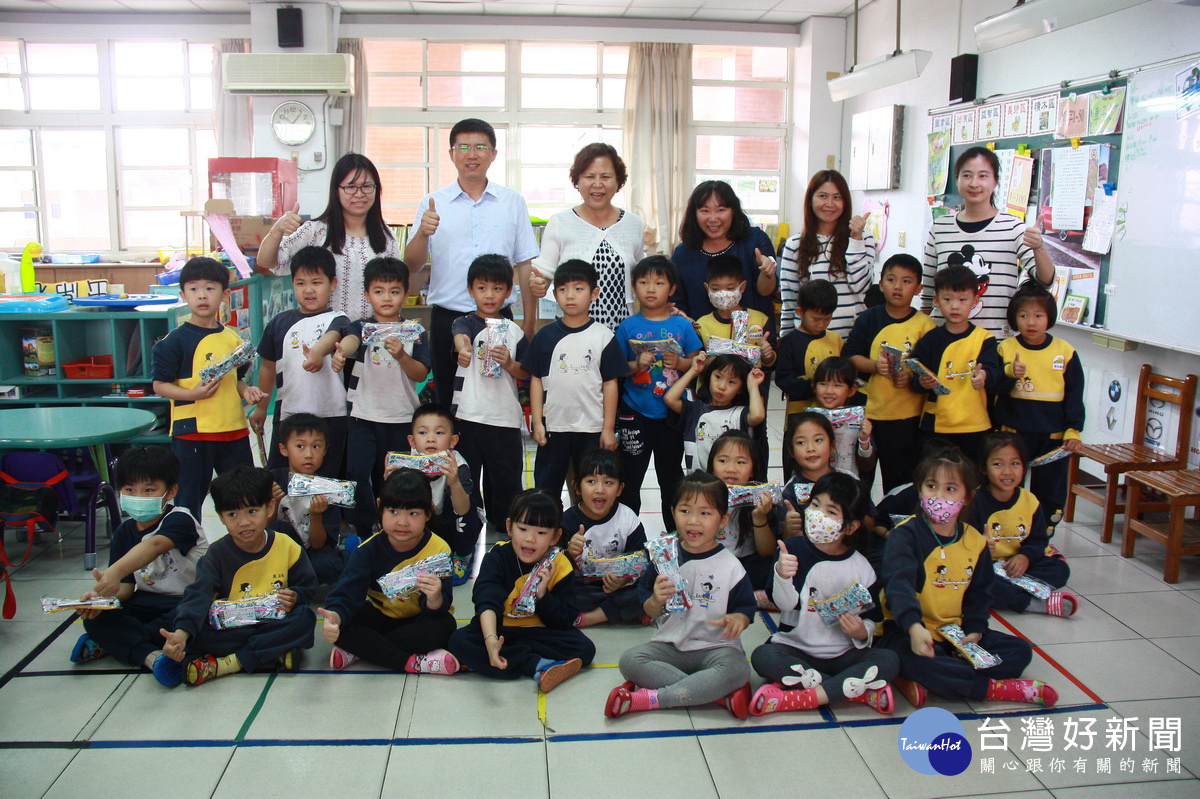 宋市長與市立幼兒園大班幼童相見歡。(記者扶小萍攝)