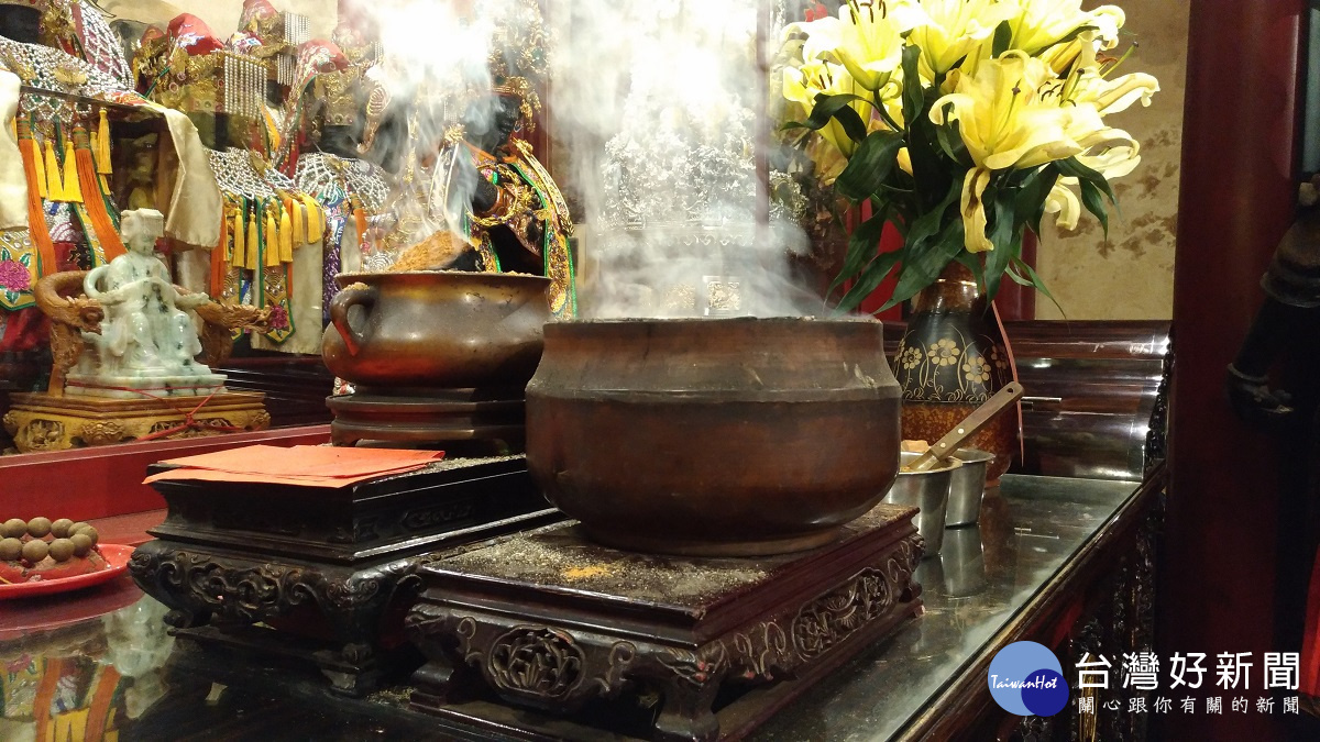 南瑤宮的香爐(右下方較大者)和奉天宮的香爐進行歷史性的「會香」儀式。