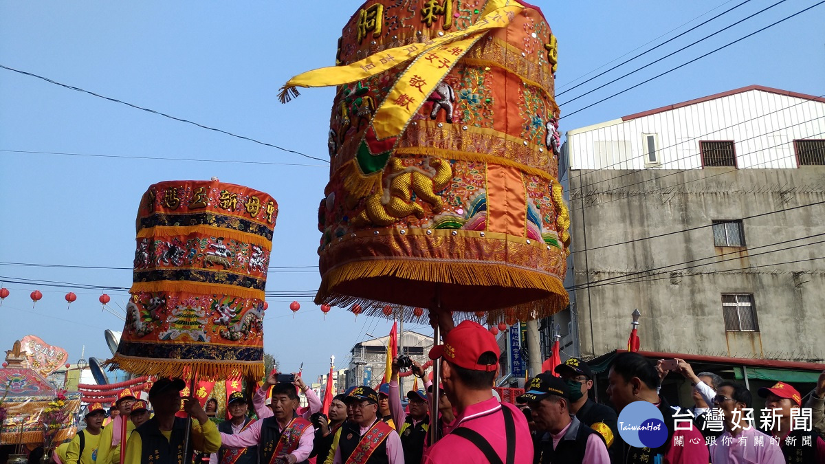 南瑤宮和負責祭(接)貳香的莿桐天瑤宮進行「換娘傘」儀式。