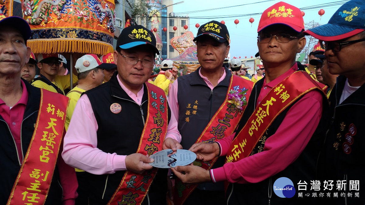 南瑤宮進香主委邱建富市長和祭(接)貳香的莿桐天瑤宮主委林慶郎(右2)完成核對仿古銀牌的信物。