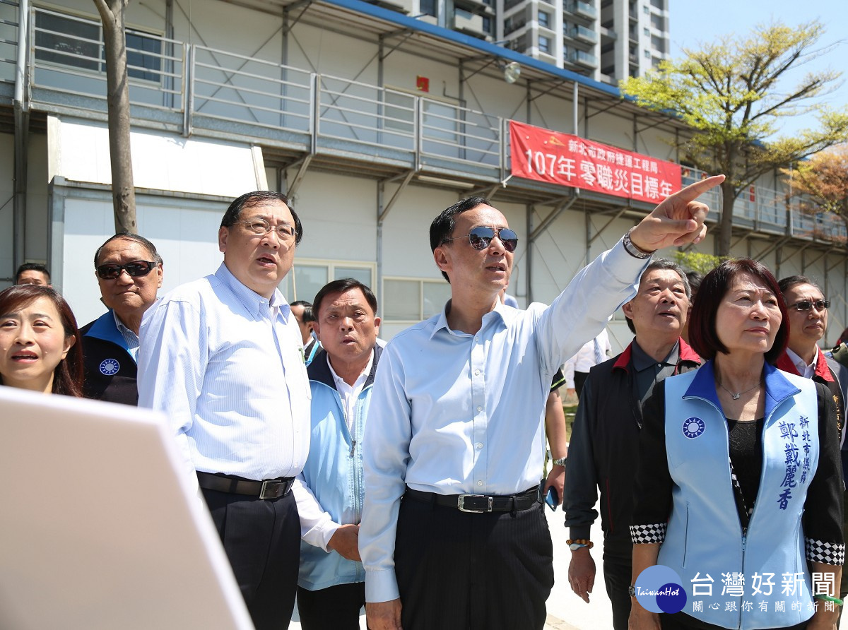 朱立倫指綠山線將在年底完工通車，人口也隨之快速成長，市府決定在捷運站旁邊的「文小5」設校。（圖／記者黃村杉攝）