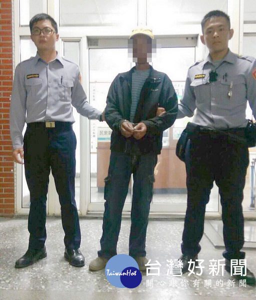 酒駕累犯不知悔改,第6次酒後騎機車被執行交通稽查的警員攔下,酒測值超標當場被以現行犯逮捕,承辦員警也直搖頭。(記者陳昭宗拍攝)