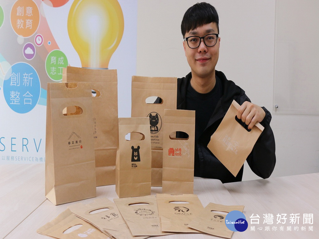 朝陽科大工業設計系碩士班大馬學子陳述榮,畢業後留台創業,改良過的紙捧袋每月熱銷10萬個。(圖/朝陽科技大學)