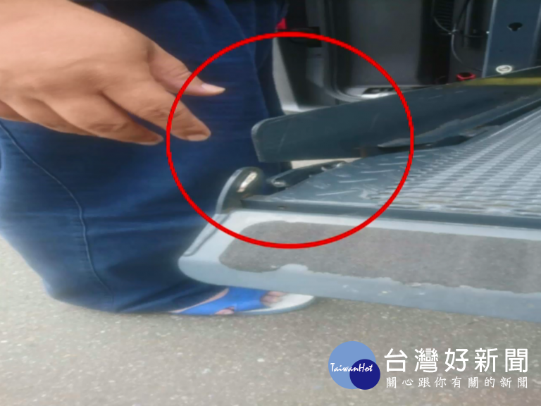 車輛升降裝置中的輪椅防跌裝置故障。(圖／議員楊朝偉提供)