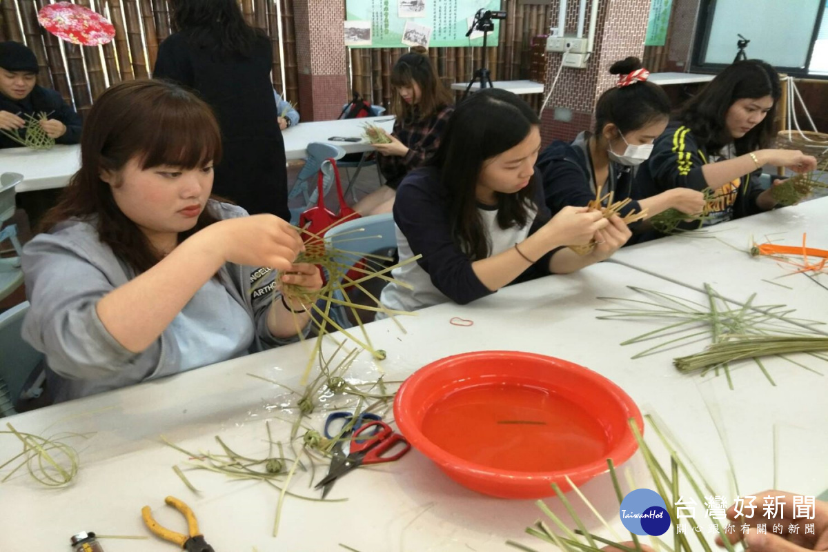 學習竹編過程。