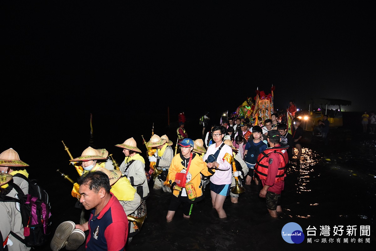 南瑤宮媽祖橫渡濁水溪，眾多信徒參與。圖／記者鄧富珍攝