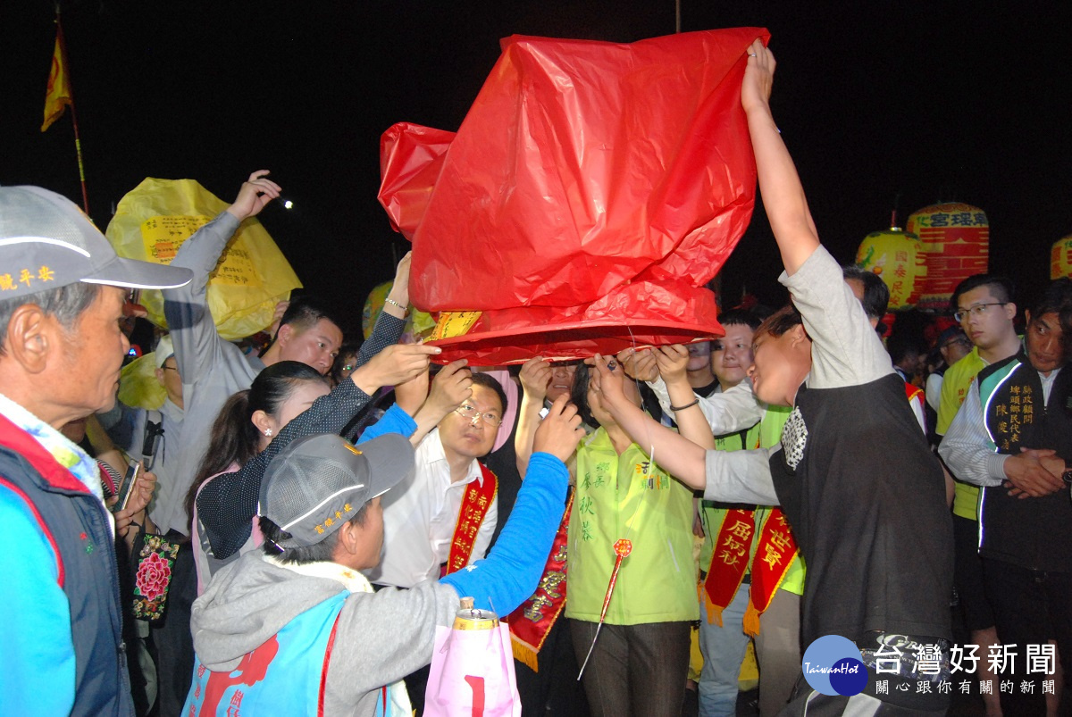 潦溪活動溫馨插曲為在濁水溪河床河灘地舉辦施放天燈祈福的活動，縣長魏明谷與市長邱建富等人一起點燃天燈共同祈福。圖／記者鄧富珍攝