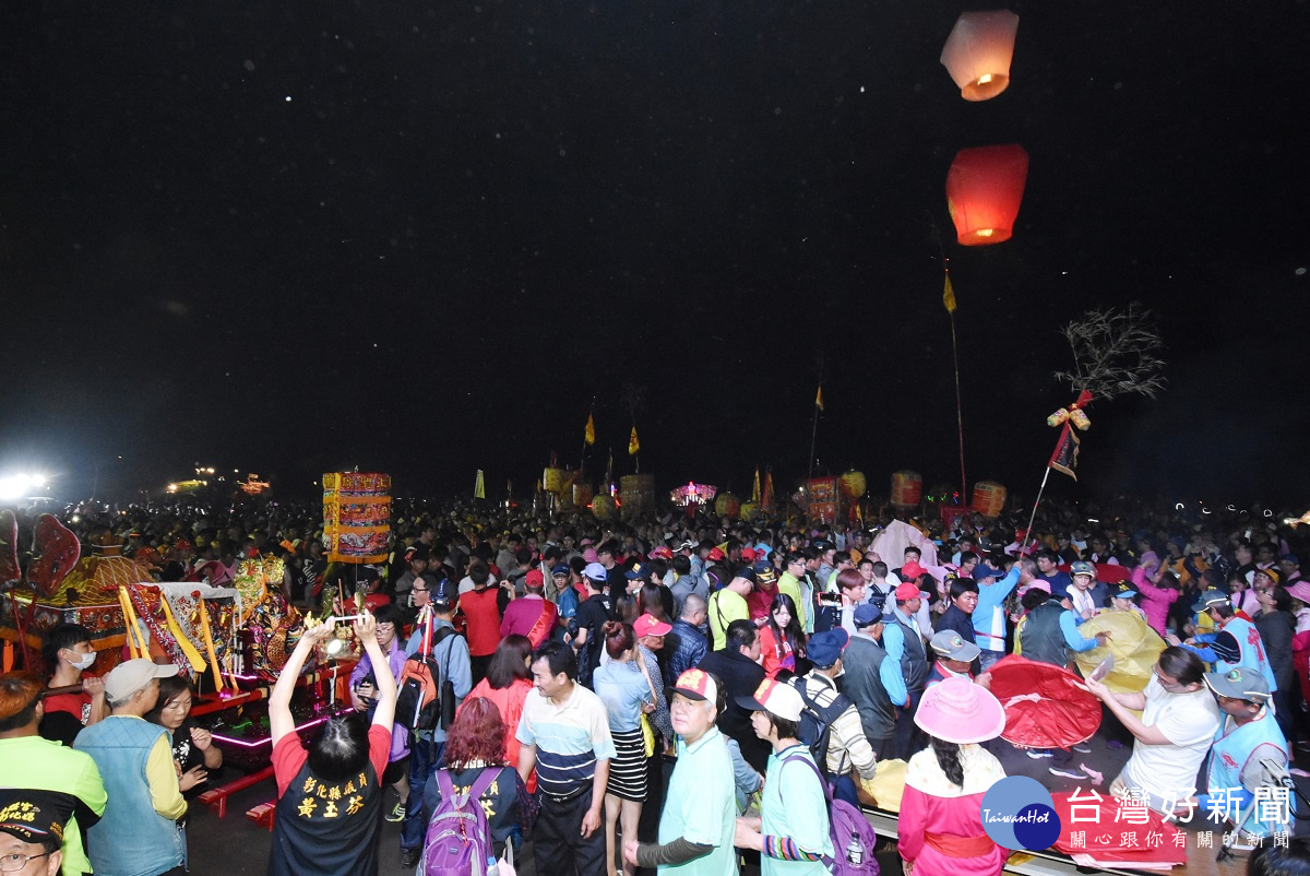 南瑤宮媽祖「潦溪」橫渡濁水溪,近3萬民眾虔誠參與。圖/記者鄧富珍攝