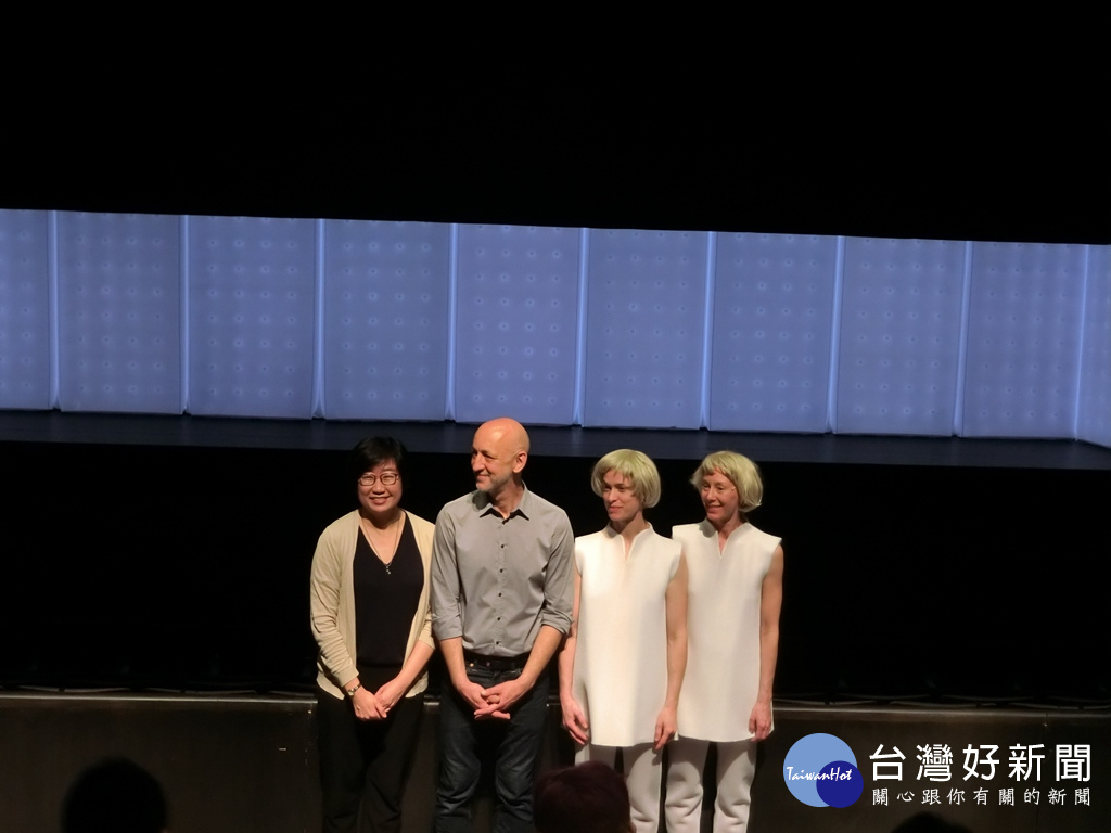 3月31日、4月1日《立體．境》在臺中國家具院演出，王文儀總監跟法國導演梵松．居彭及兩位舞者說明演出概況。