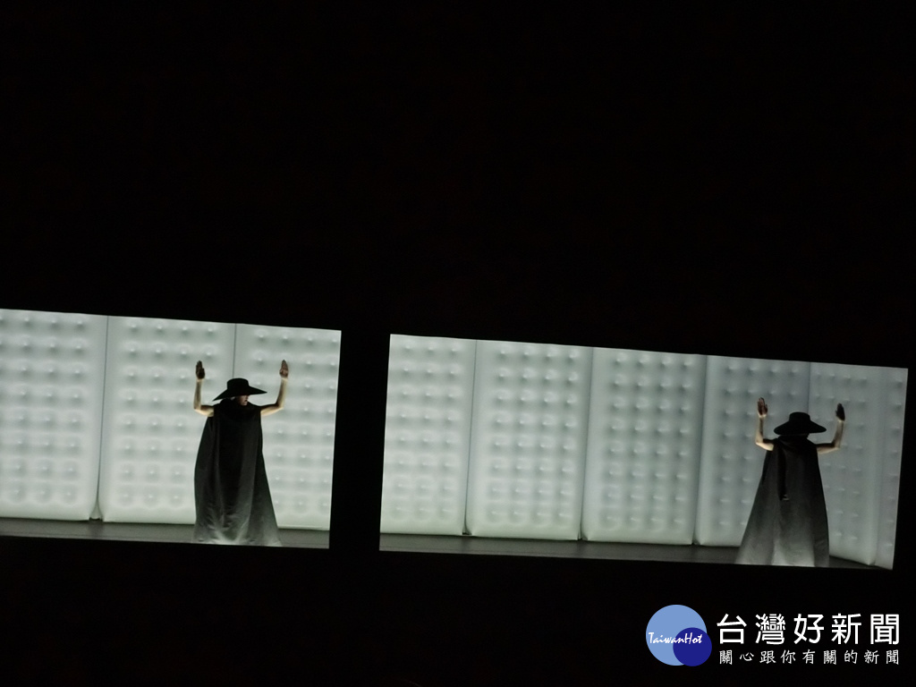 《立體．境》在像是鏡框的舞台裡，兩位舞者在演出時或多或少的差異，各自移動在彷彿左右眼的鏡框中。