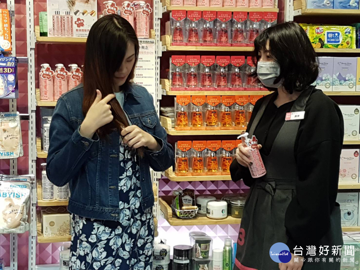 119櫻花急救菁露以國際香水級配方，訴求女性感受沙龍護髮體驗。