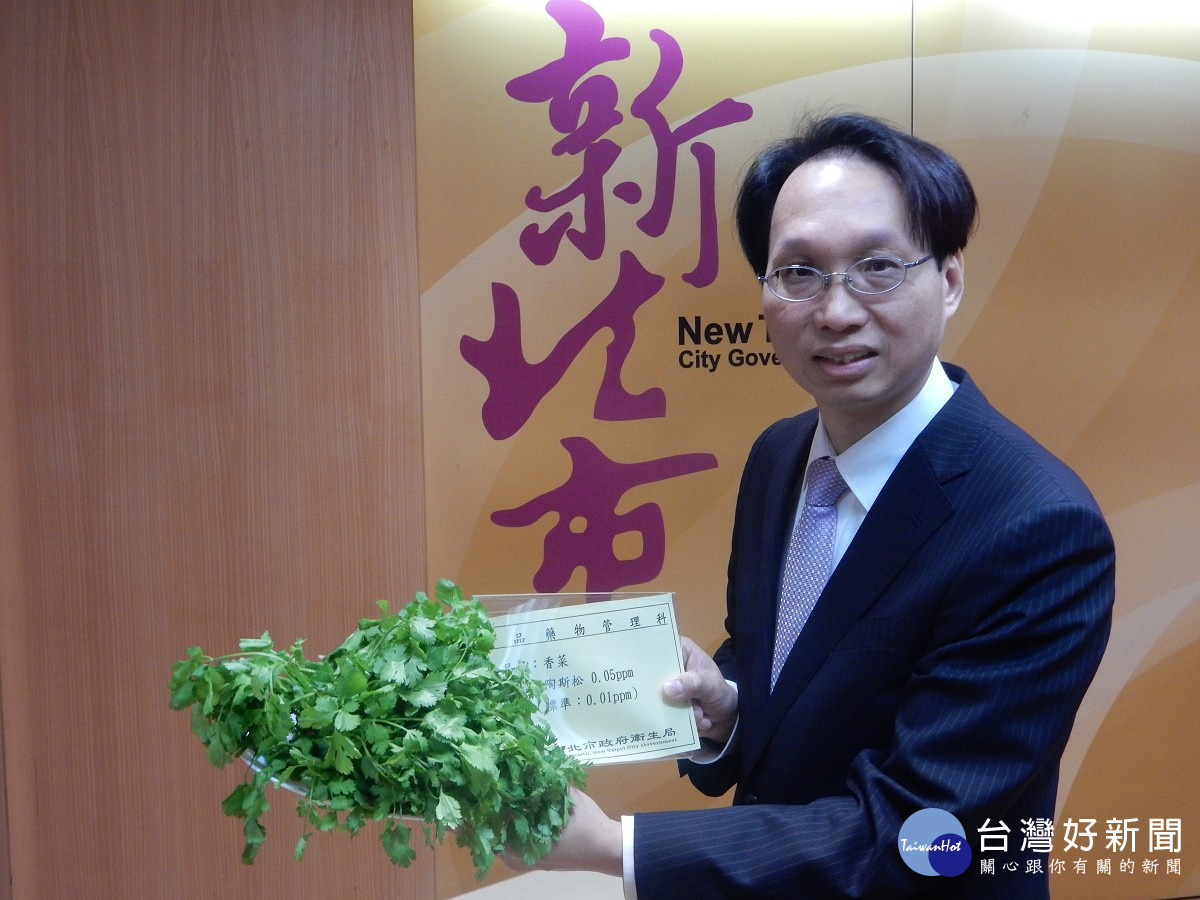 衛生局副局長許朝程指香菜經檢出農藥超標將開罰。(圖/記者黃村杉攝)