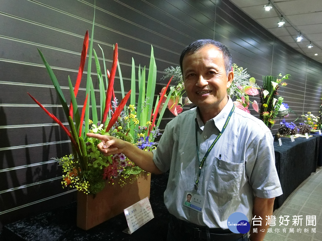 科博館生物學組嚴新富科長介紹這次花藝作品素材少見的雜糧也是飼料作物的珍珠粟，在花材用稱之為大米。